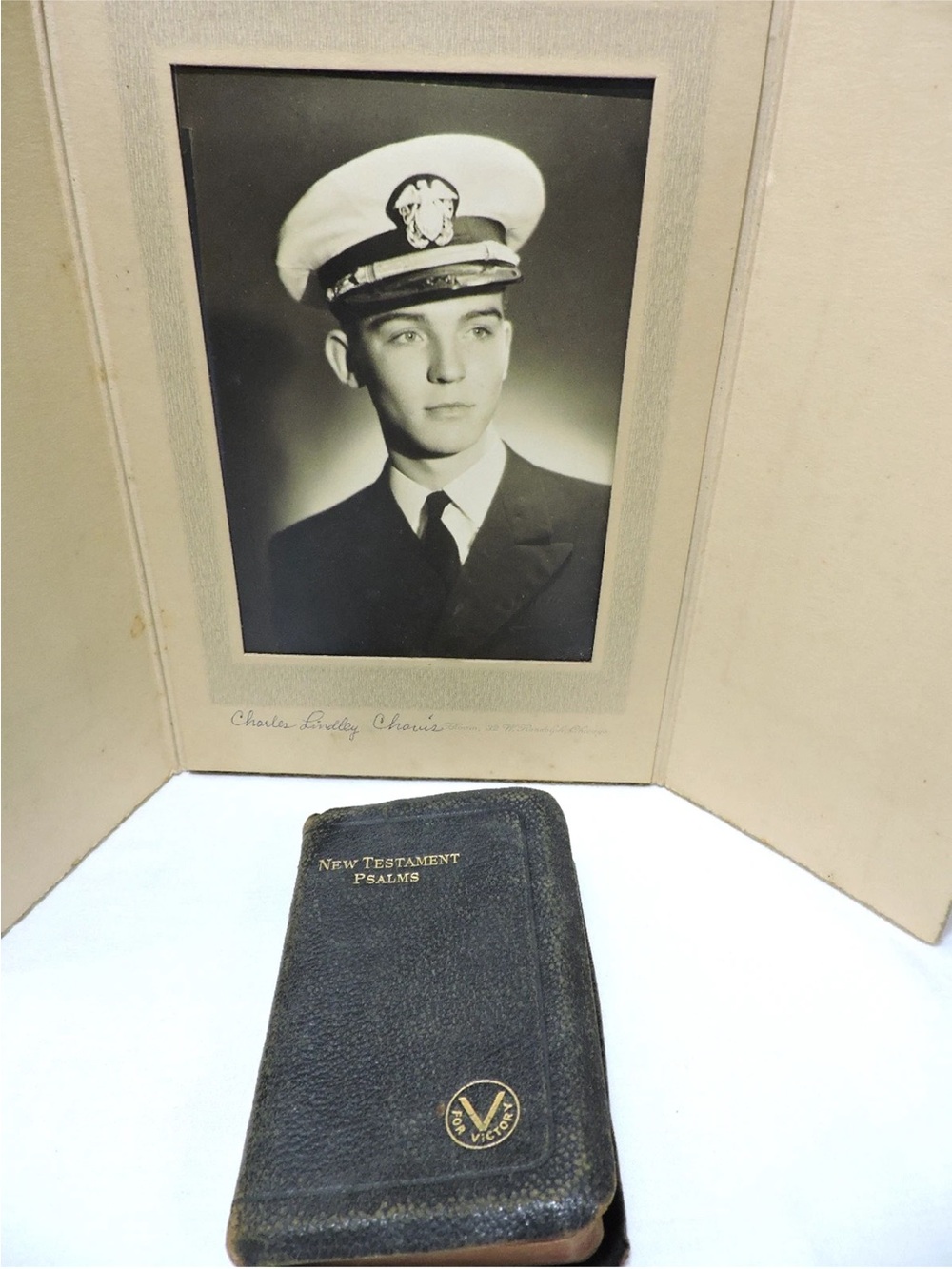 1940s WWII Pocket New Testament Psalms Bible & Military Picture V For Victory